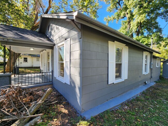 Building Photo - Spacious 2-Bedroom, 1-Bathroom Home AVAILABLE NOW!!