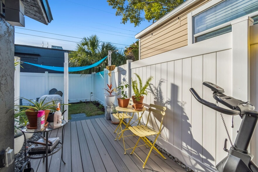 Building Photo - 1034 Queen St N