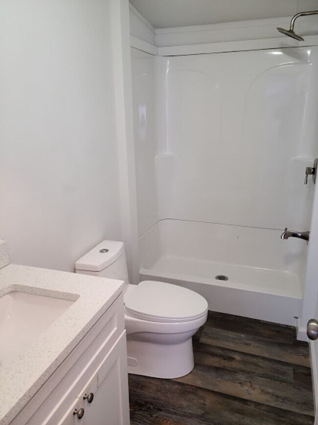 Building Photo - Updated 3 bed 2 bath