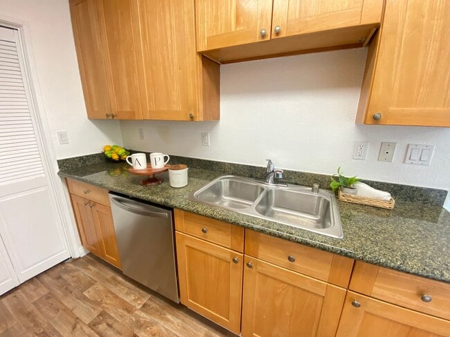 Building Photo - Advent - Top Floor Large, Bright & Spaciou...