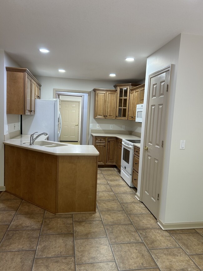 Building Photo - 129 Ivy Ln