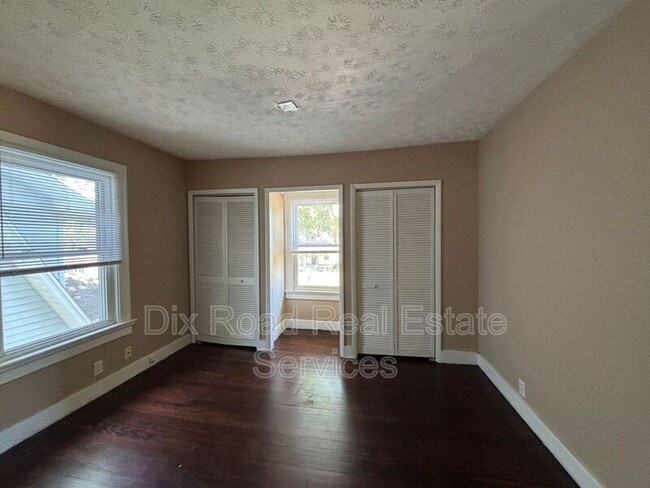 Building Photo - 217 Fernwood Ave