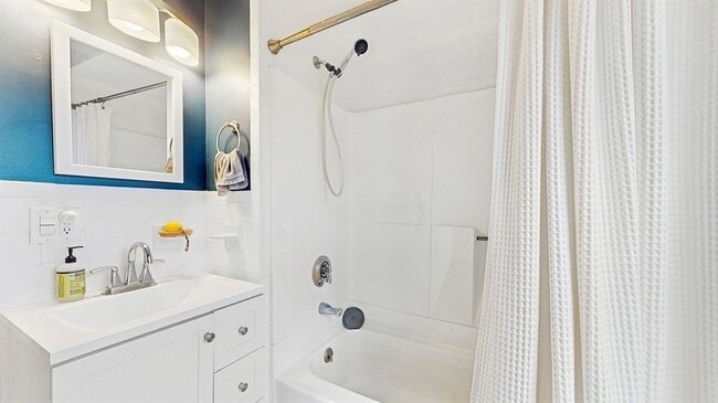 Building Photo - 14 Chestnut St