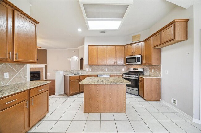 Building Photo - 7002 Bossut Dr