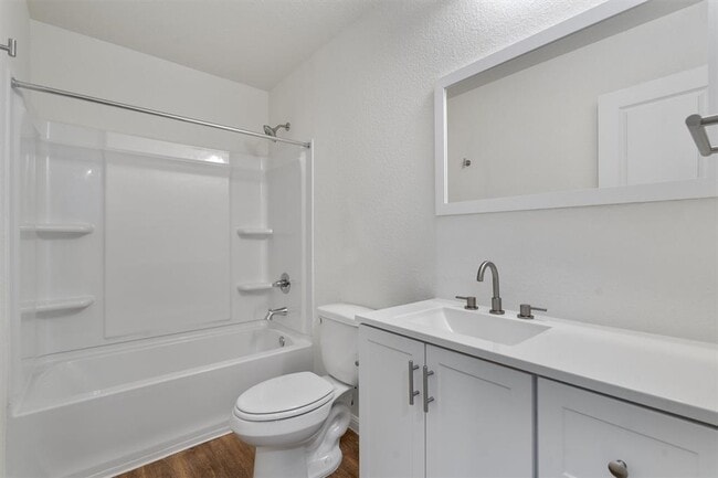 Building Photo - 2002 W 2nd St