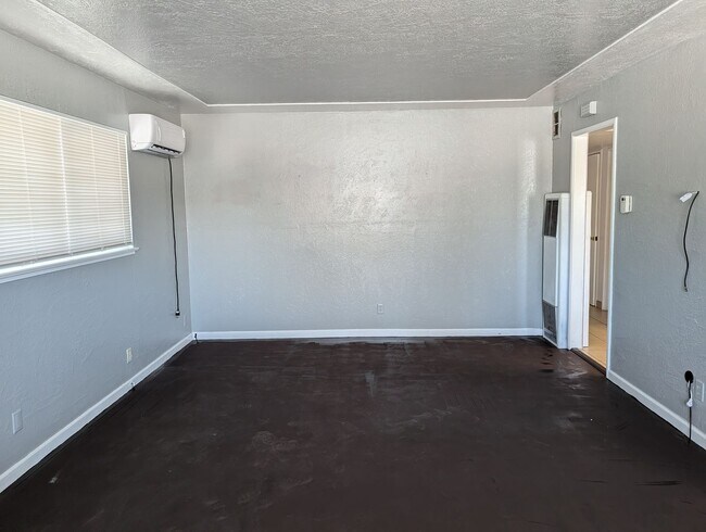 Building Photo - 6th St Duplex