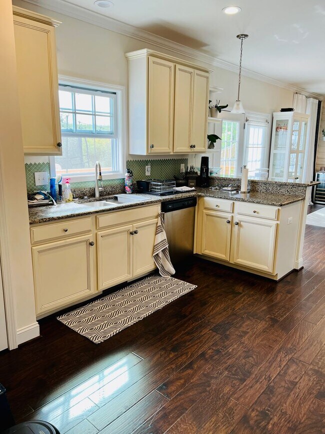Building Photo - 4 Bedroom Home with Garage & Convenient ac...