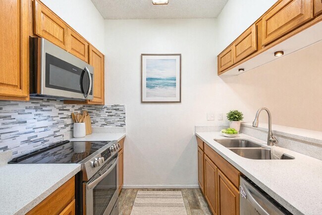 Building Photo - 7069 N Holiday Dr