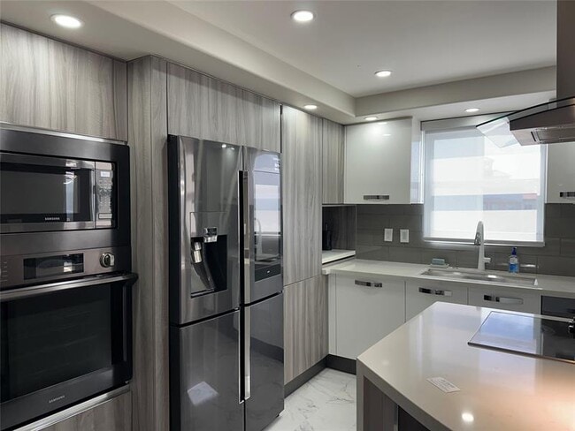 Building Photo - 3015 N Ocean Blvd