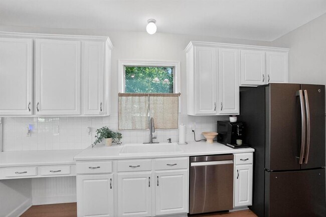 Building Photo - 300 N Carriage Hills Dr