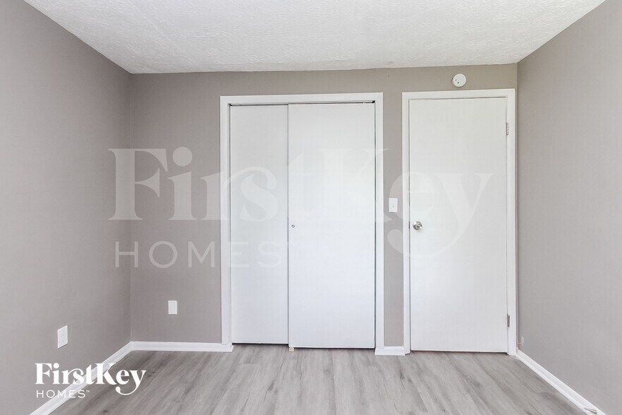 Building Photo - 910 Woodlark Dr