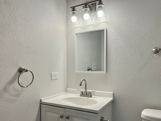 Building Photo - Beautiful 1Bd/1Ba Walking Distance to The Pearl