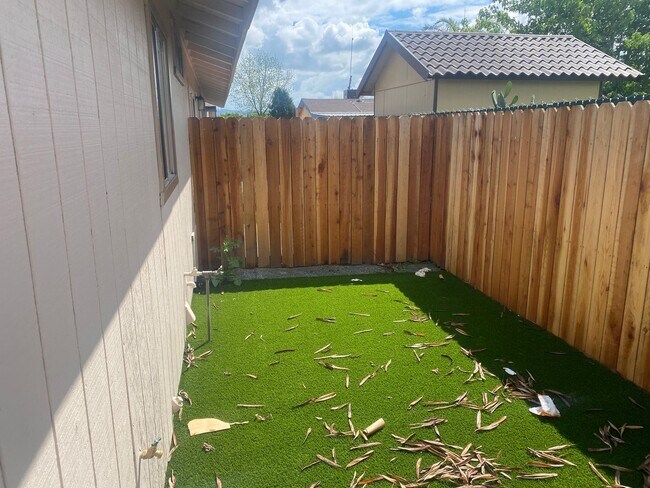 Building Photo - Newly Remodeled Apartments