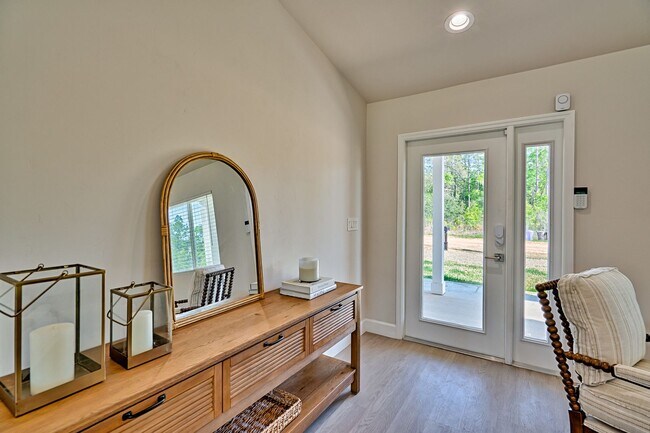 Building Photo - NEW HOME! 3/2  in Hawthorne