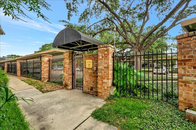 Building Photo - 1601 S Shepherd Dr