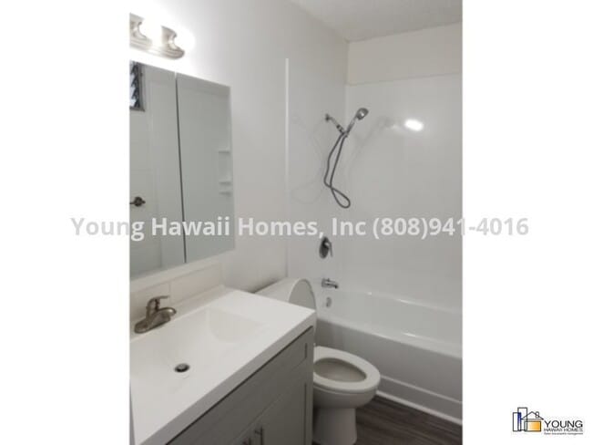Building Photo - Nice Studio unit located behind Puck's Alley and close to UH.  Water &amp; Sewer included.