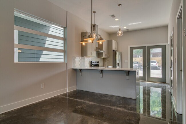 Building Photo - East Nashville Townhome Available Now!