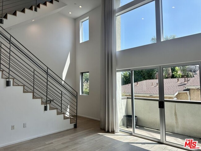 Building Photo - 5403 W Wilshire Vista Ln