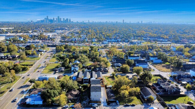 Building Photo - 1216 D E 34th St