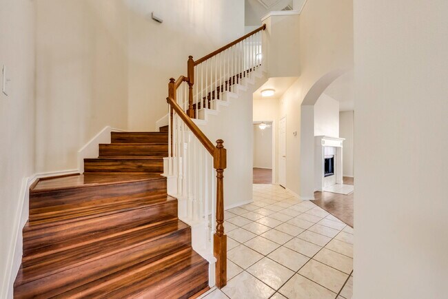 Building Photo - Great 4 bed 2 bathroom 2 story home minute...