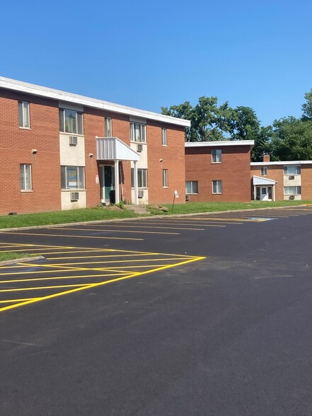 Building Photo - Creekside Apartments