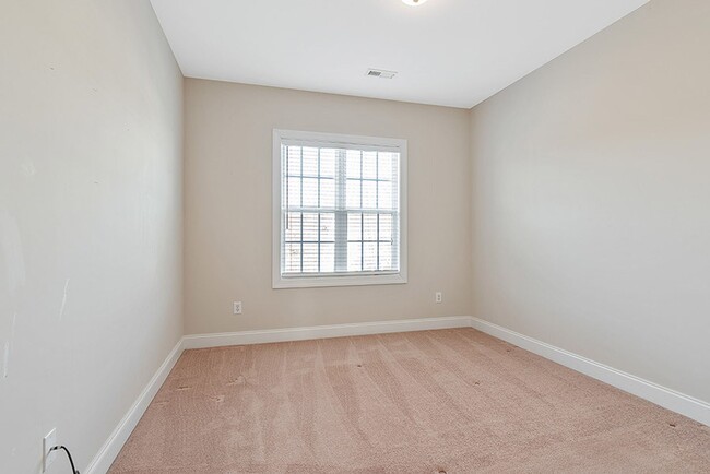 Building Photo - 3 Bed, 2.5 Bath Townhome in the heart of D...