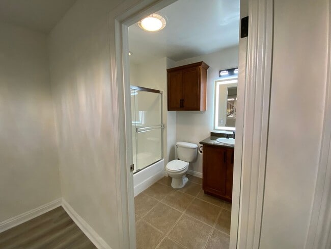 Building Photo - Beautifully Renovated 1-Bedroom Condo in R...