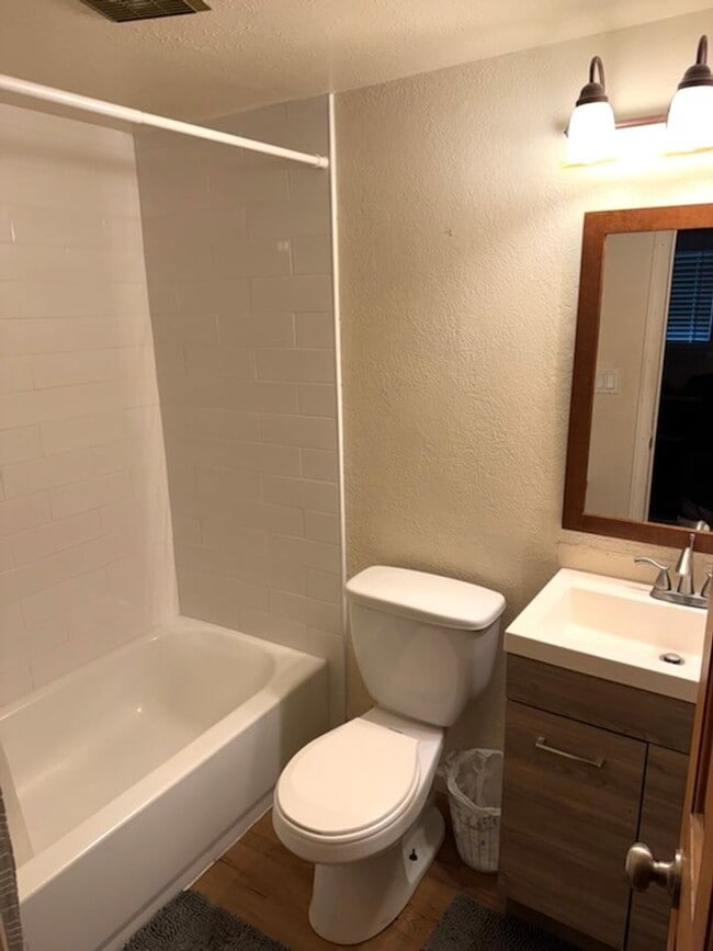 Building Photo - Charming 1bd/1ba Condo in the Heart of Niw...