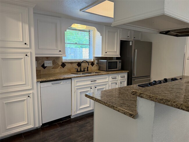 Building Photo - 2075 Little Cedar Dr