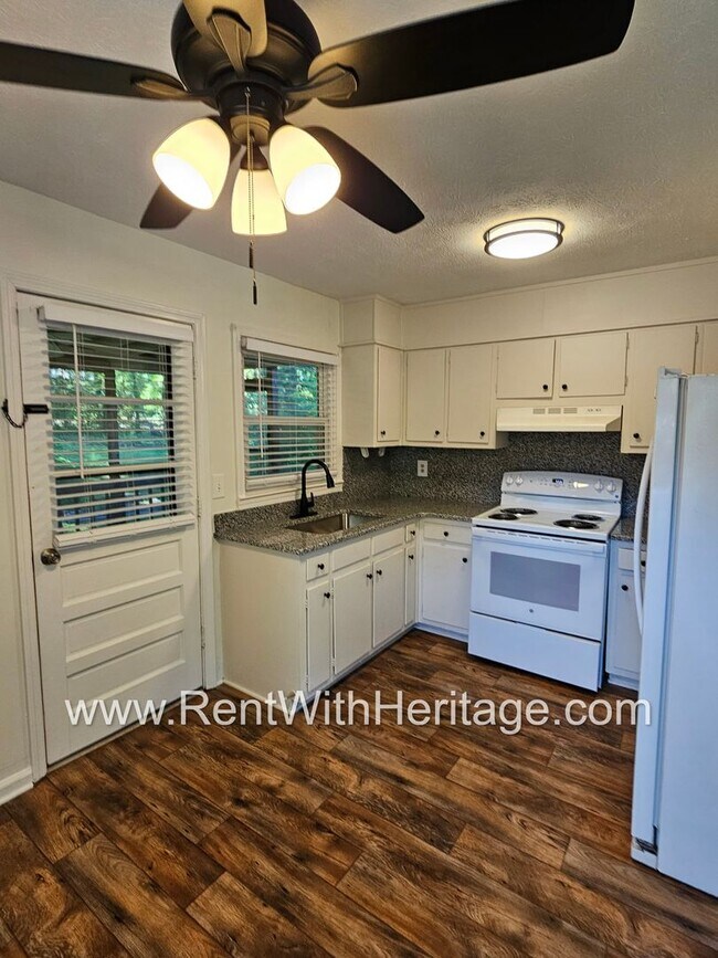 Building Photo - Amazing 4 Bedroom/ 2 Bath Home / Bonus Roo...