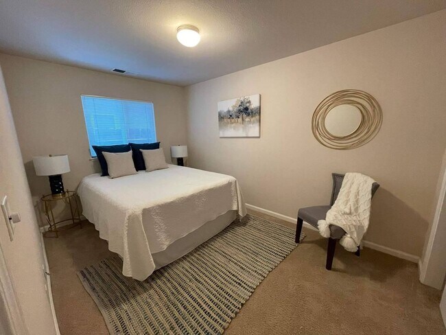 Building Photo - 3 Bedroom House Available Now