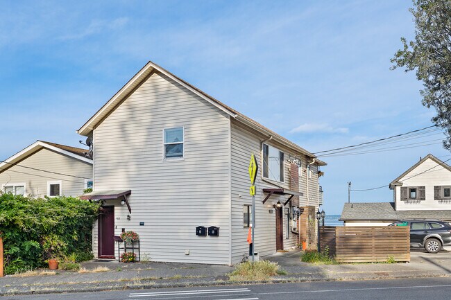 Building Photo - 4703 Beach Dr SW