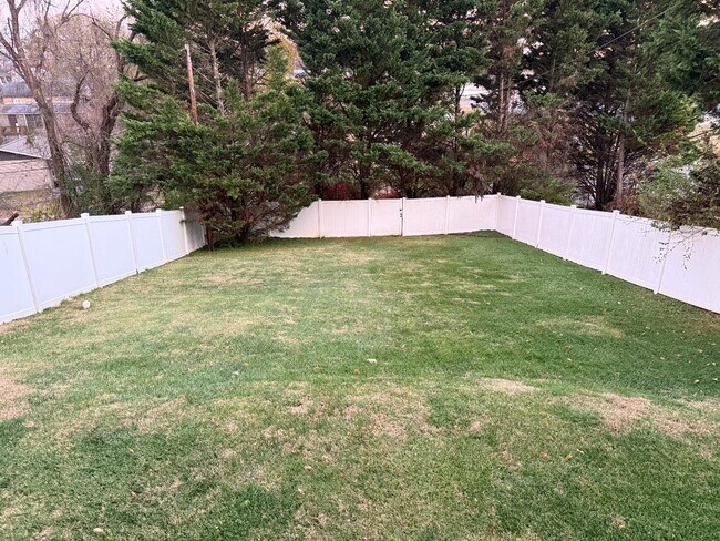 Building Photo - 146 E Park Dr