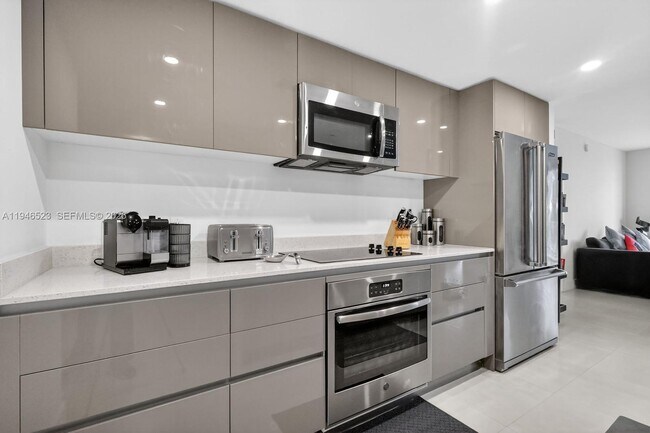 Building Photo - 13800 Highland Dr