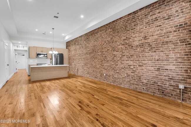 Building Photo - 7 Broad St