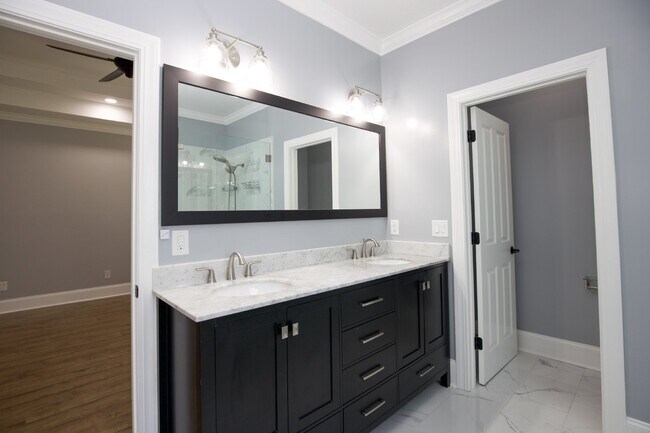Building Photo - "Spacious and Inviting 2620 sq. ft. Home i...