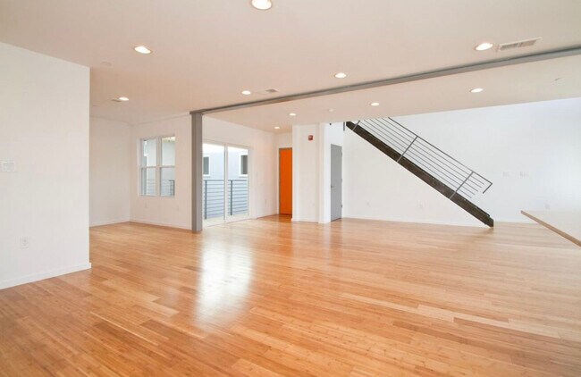 Building Photo - 534 E Girard Ave
