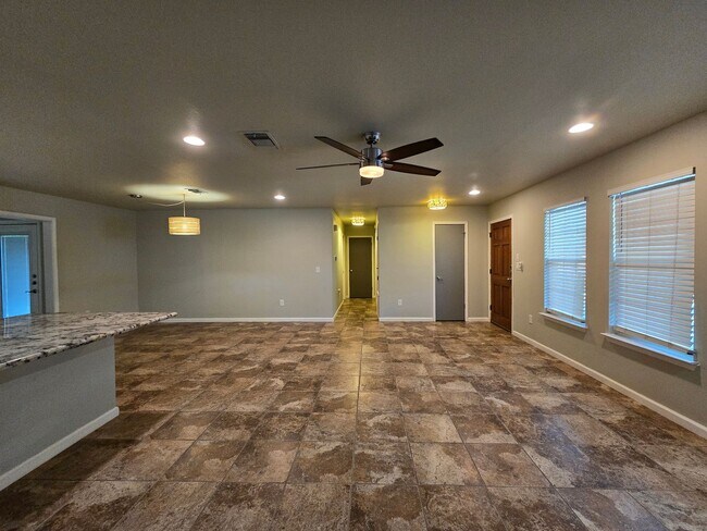 Building Photo - 1.5 Miles to Gruene / Fridge, Washer & Dryer Included / 2 Living Areas / Tons of Space / No Carpe...