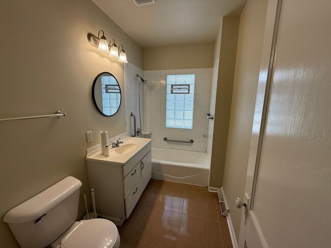 Building Photo - West Allis 3 bedroom house.
