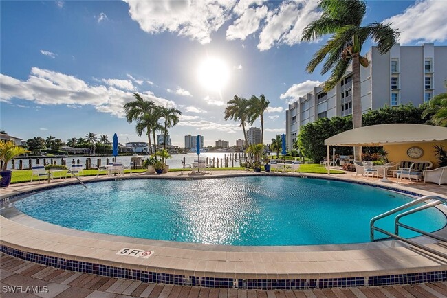 Building Photo - 400 Park Shore Dr