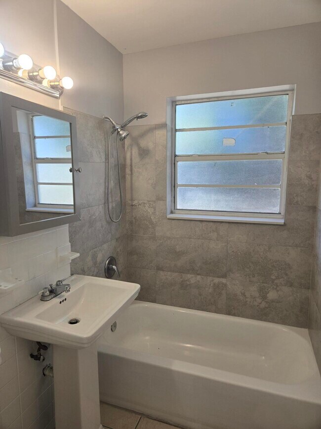 Building Photo - 2000 NW 2nd Ct