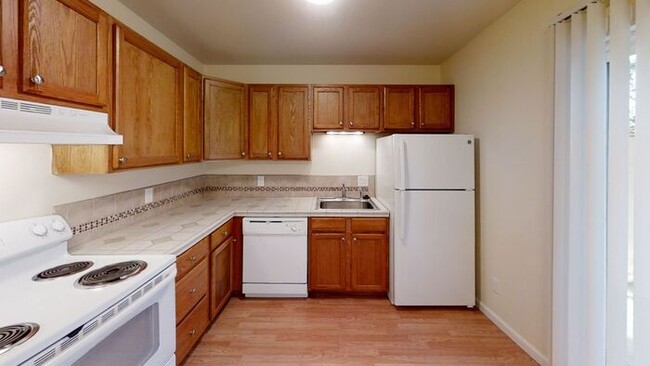 Building Photo - Charming First-Floor Mid-Century Apartment...