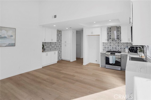 Building Photo - 11 Hunter