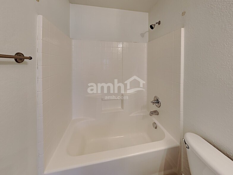 Building Photo - 9024 Eastwood Ave