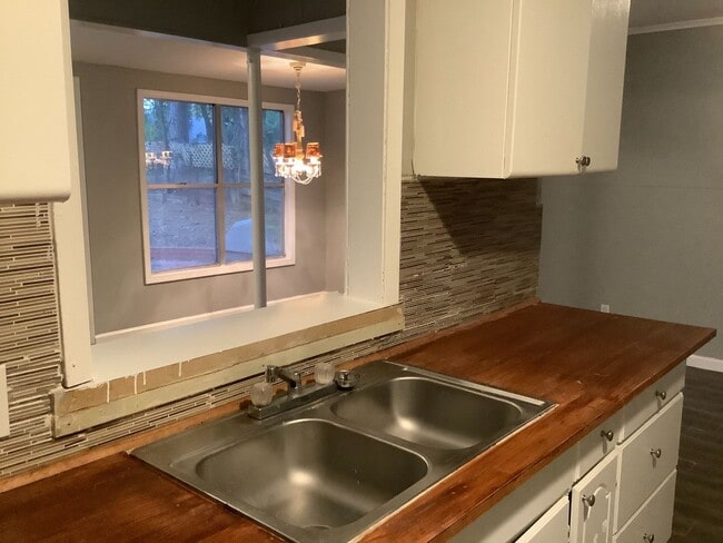 Building Photo - 2 Bedroom 1 Bath available for Rent