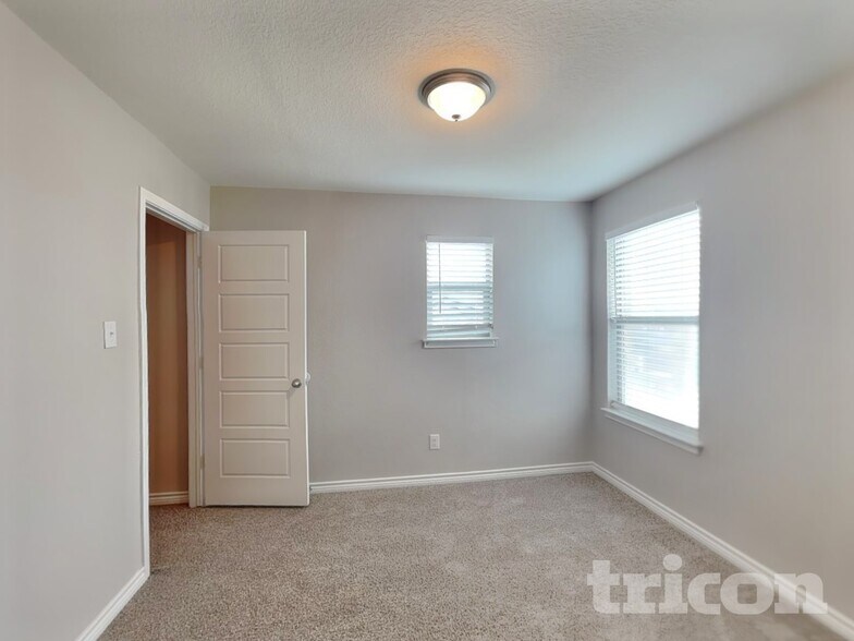 Building Photo - 2631 Green Leaf Way