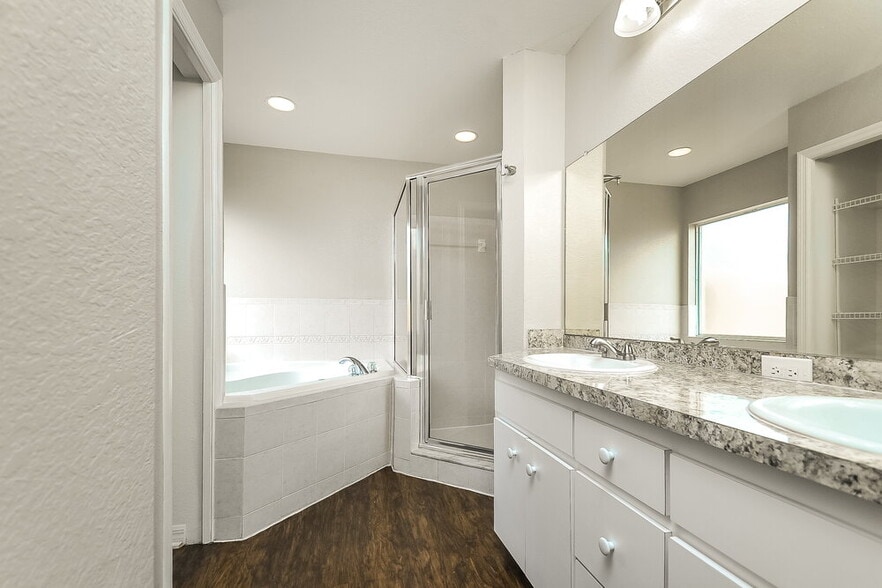 Building Photo - 6025 Live Oak Dr