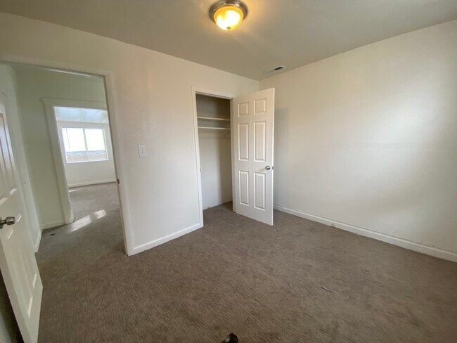 Building Photo - 856 S 900 W