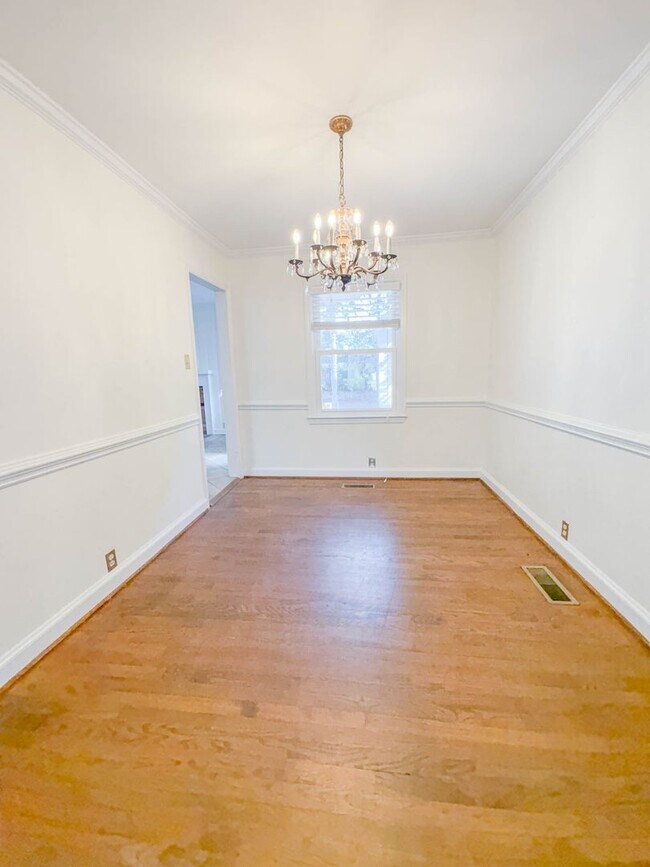 Building Photo - FIRST TWO WEEKS RENT FREE! 3 Bedroom 2 Bathroom with Detached Garage