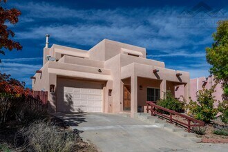 Building Photo - 1 MO. FREE RENT! Serene Pueblo-Style Home in Tierra Contenta